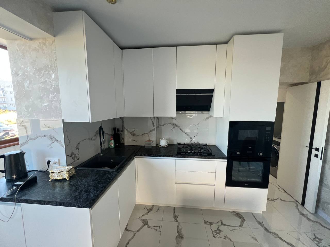 Кухня угловая — Белый и чёрный мрамор